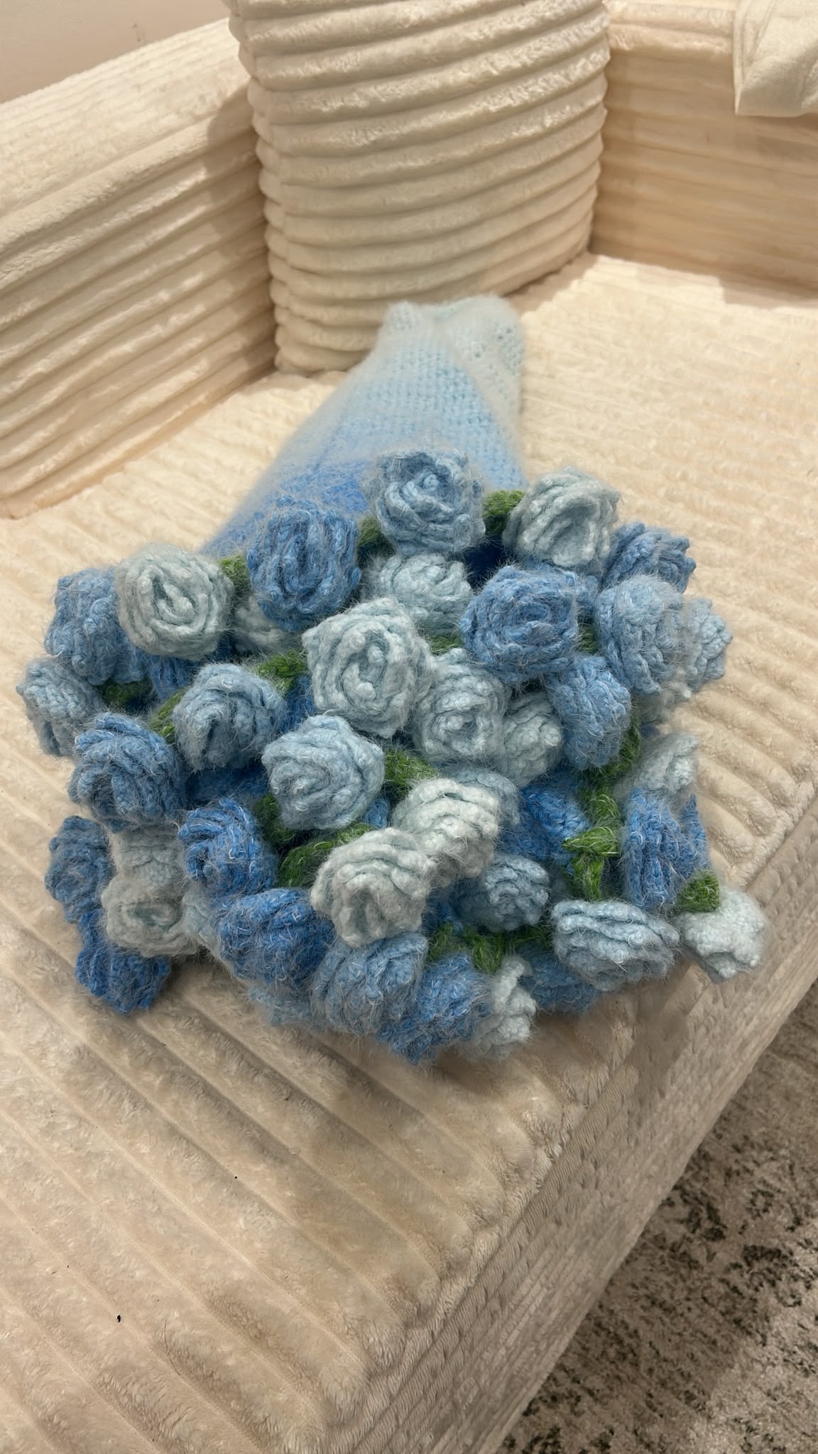 Plaid-bouquet de roses bleues crocheté à la main sur canapé
