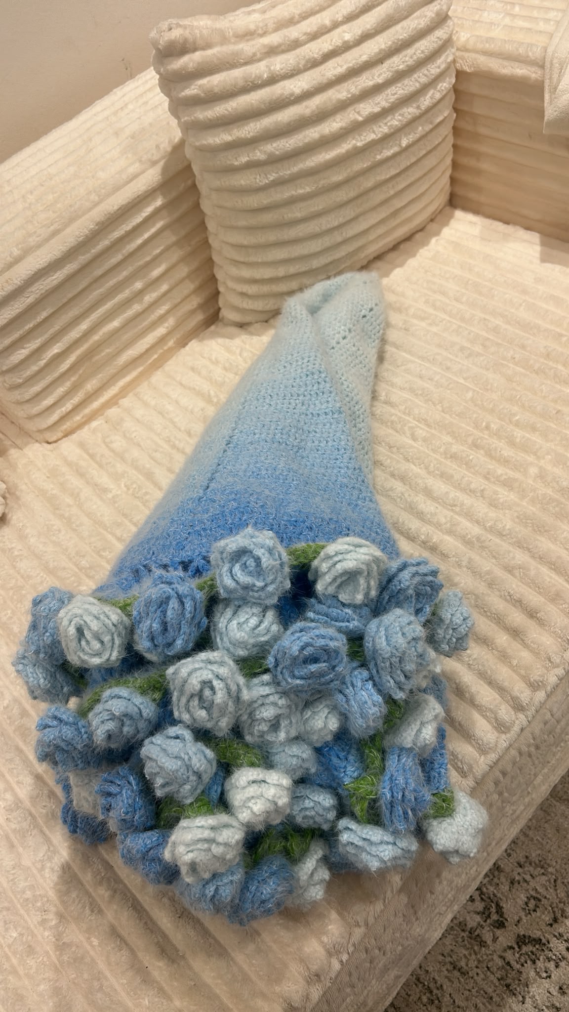 Bouquet de roses bleues en crochet - vue rapprochée