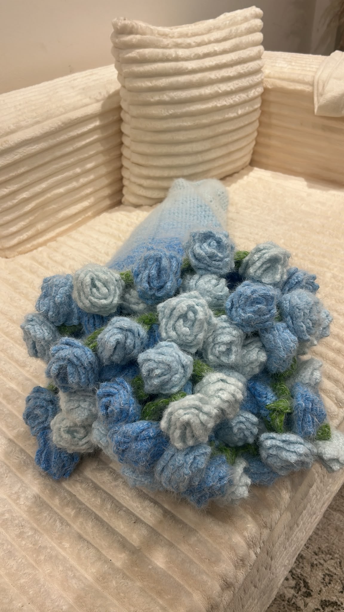 Détail des roses bleues crochetées main