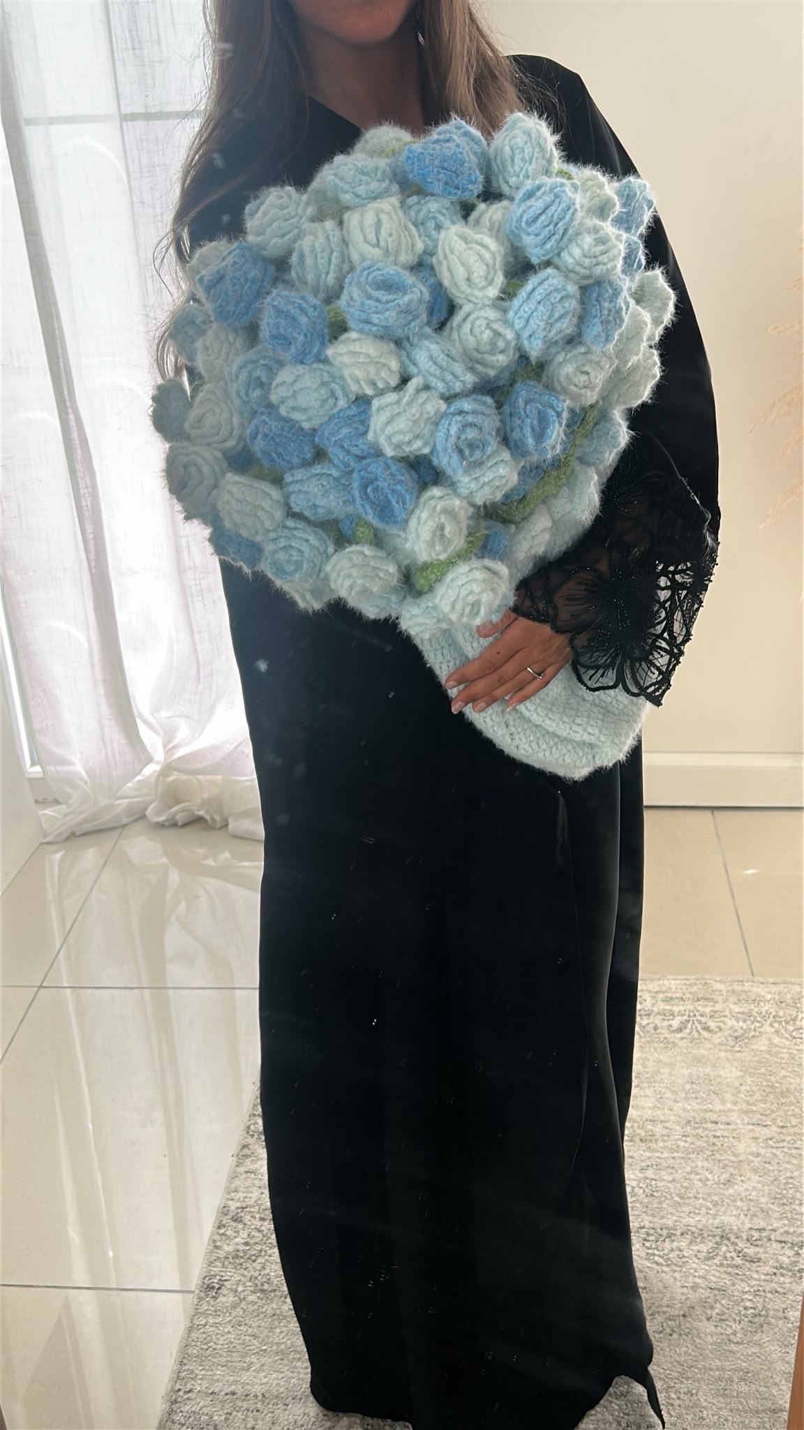 Plaid-bouquet bleu porté comme un bouquet de fleuriste