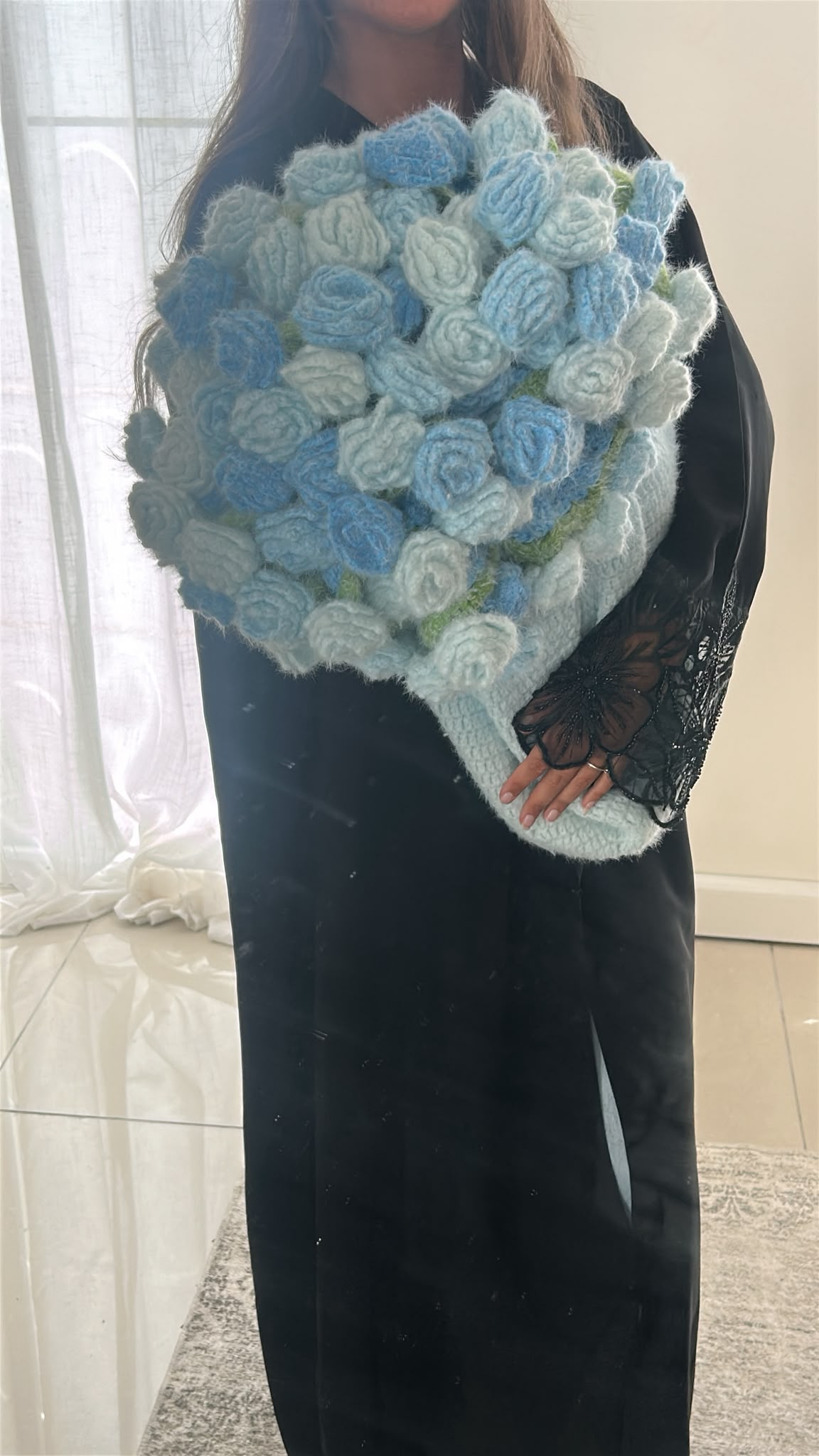 Bouquet géant de roses bleues tenu en main