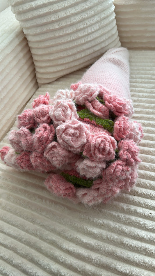 Plaid-bouquet de roses poudrées crocheté à la main, posé sur un canapé