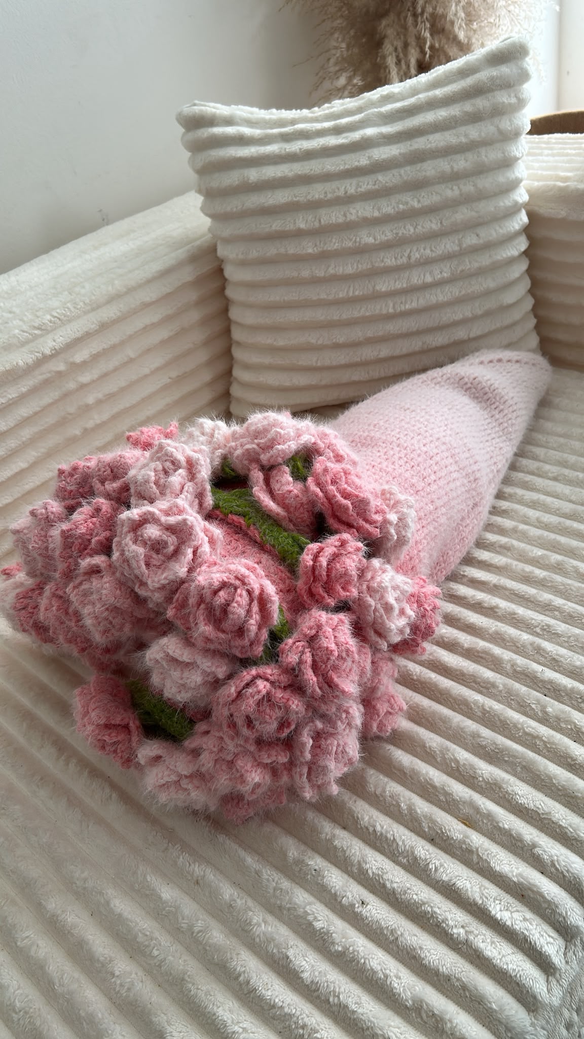 Détail des roses en crochet rose poudré