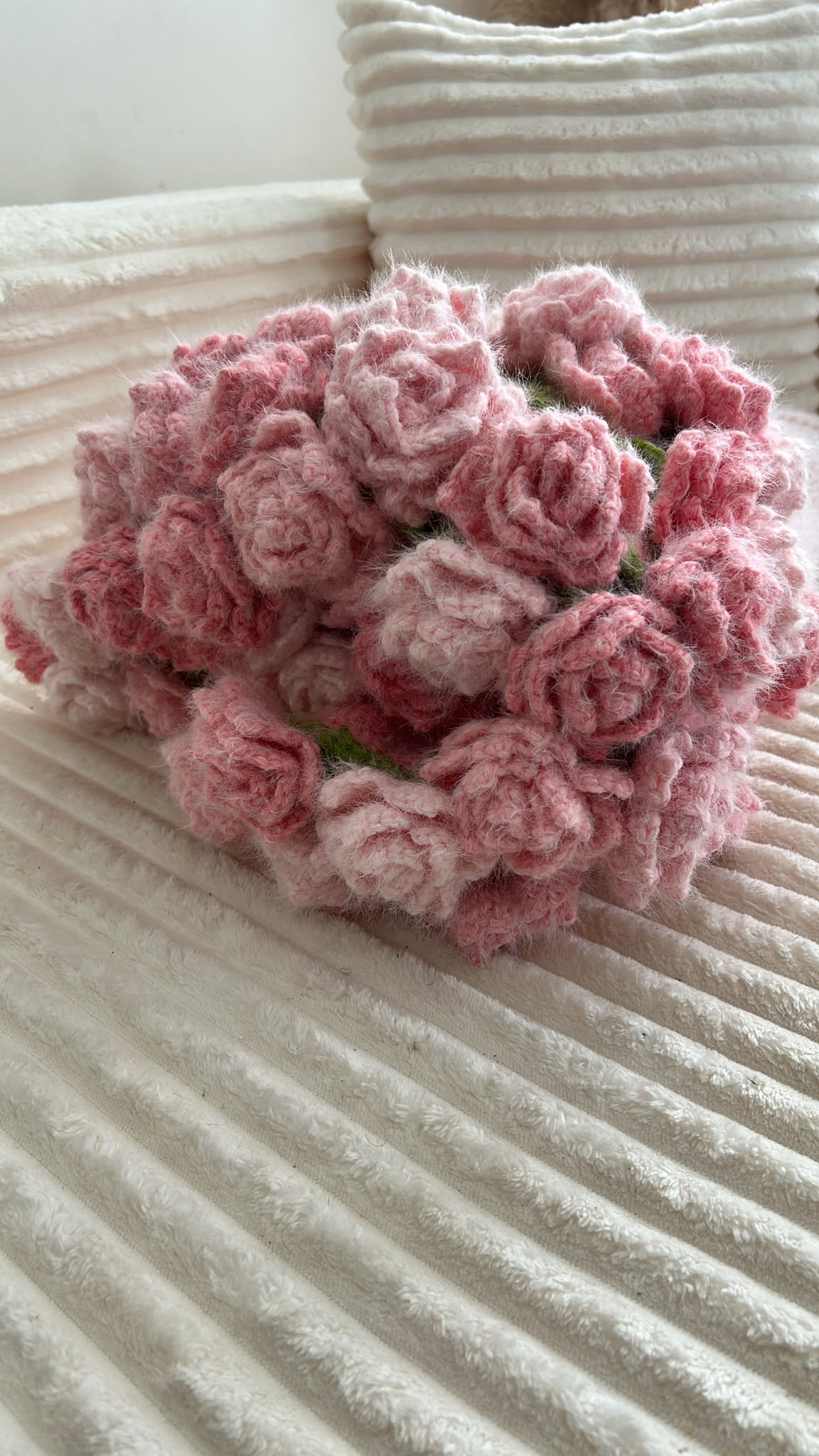 Roses crochetées main - vue rapprochée