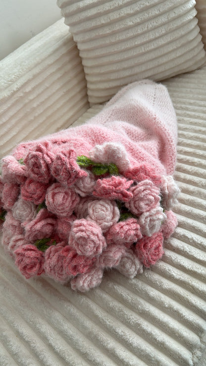 Plaid-bouquet rose déplié sur canapé