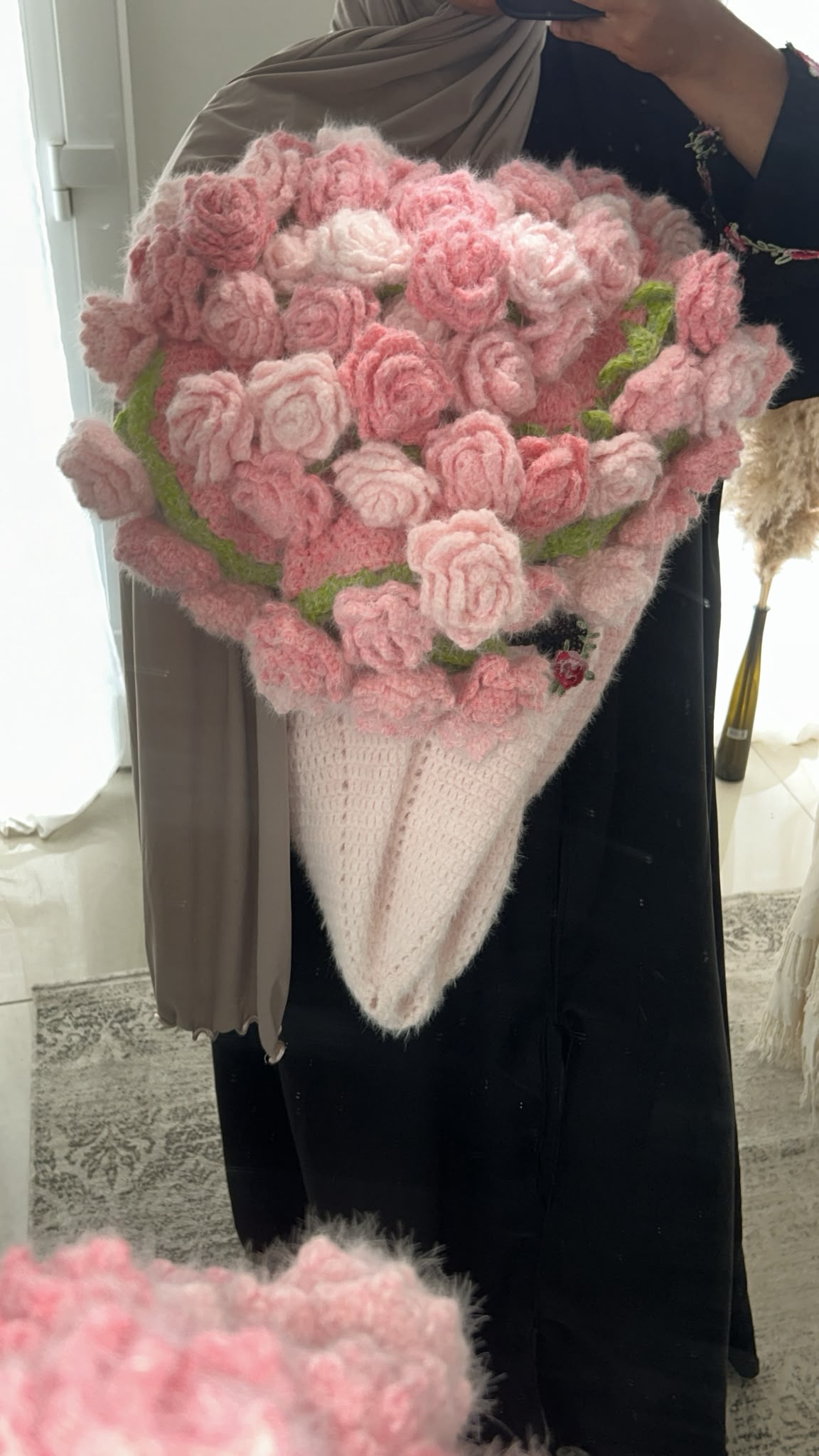 Plaid-bouquet rose porté comme un bouquet de fleuriste