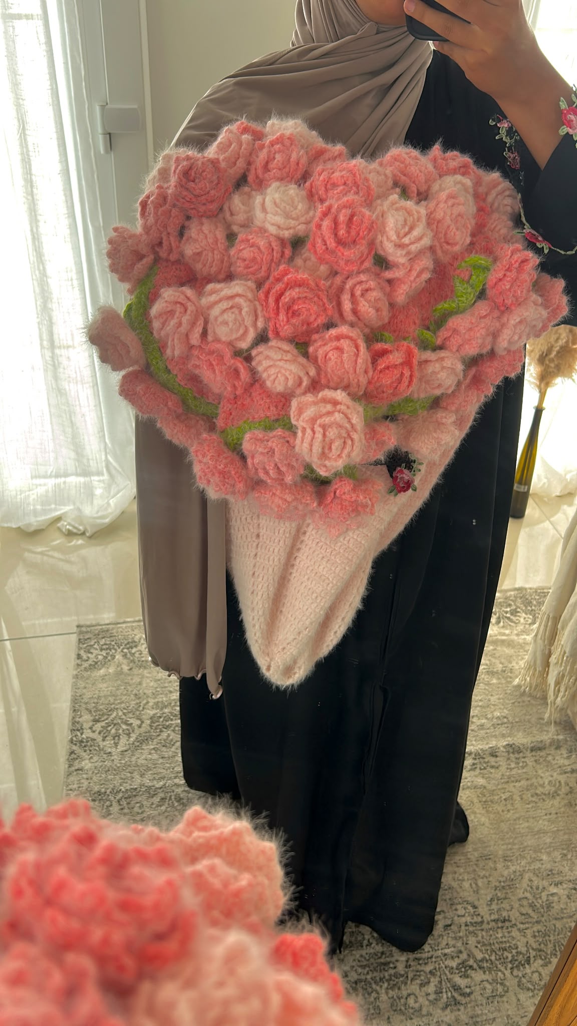 Bouquet géant de roses crochetées tenu en main