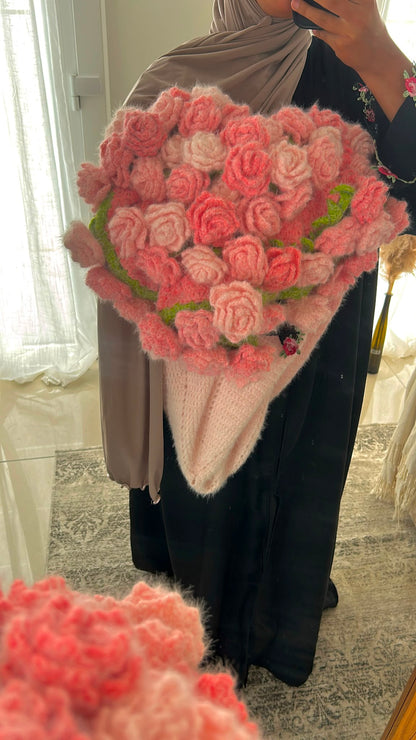 Bouquet géant de roses crochetées tenu en main